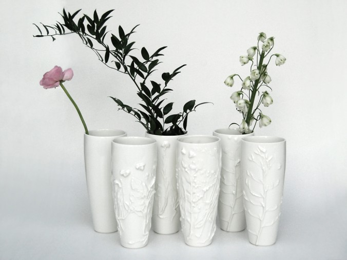 Светло серые вазы. Вазы большие с растительным рисунком. Нестандартные вазы с цветами белыми. Текстильные вазы. Интерьерные вазы из камня и литья.